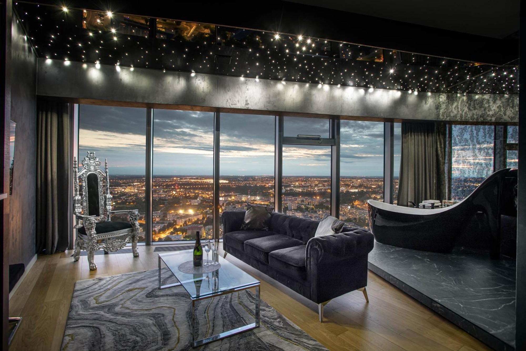 30Th+ Floor Apartments In Sky Tower 弗罗茨瓦夫 外观 照片